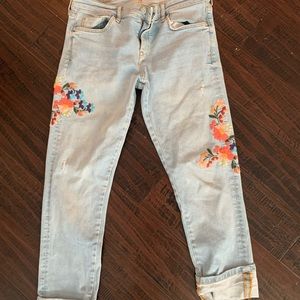 Size 29 PILCRO embroidered boyfriend jeans